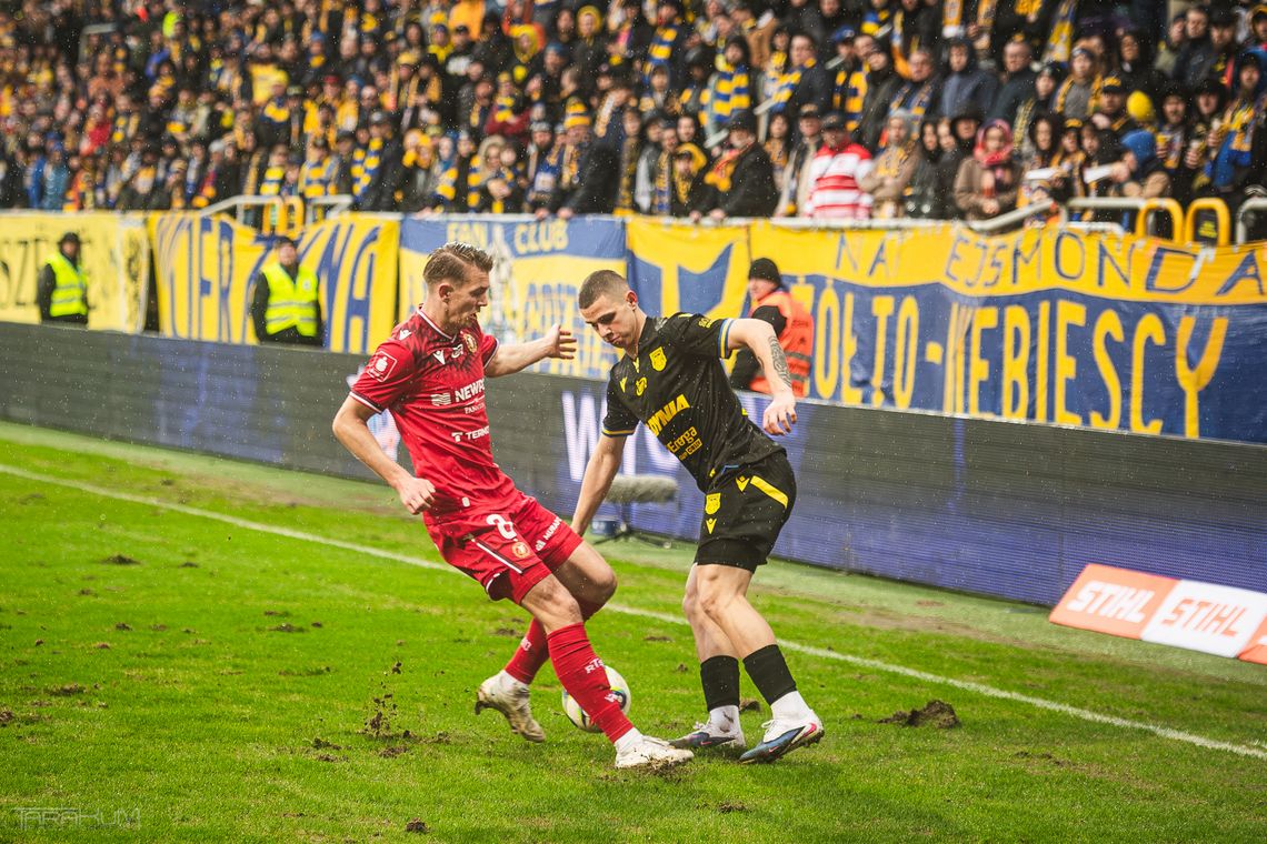 Murawa na stadionie w Gdyni do wymiany. Skarżyli się nawet trenerzy innych klubów Murawa na stadionie w Gdyni do wymiany. Skarżyli się nawet trenerzy innych klubów