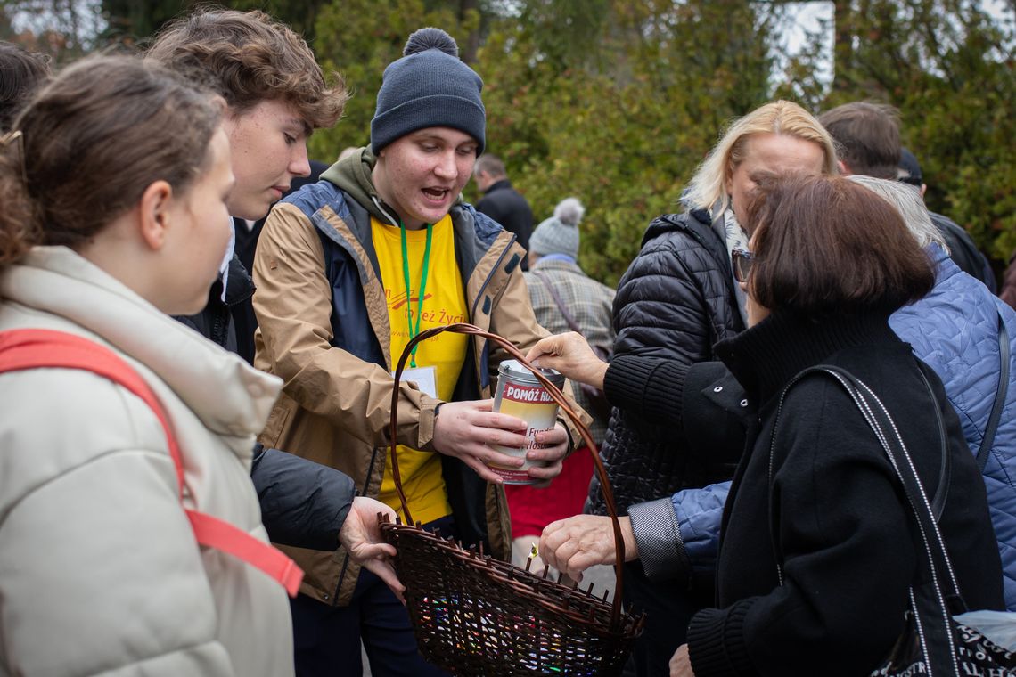 Na cmentarzach kwestowali na rzecz hospicjum 