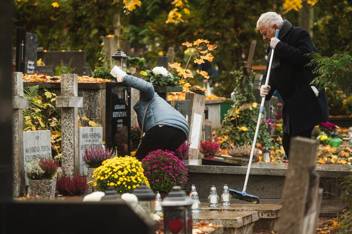 Na cmentarzu w Sopocie posprzątali groby bezdomnych