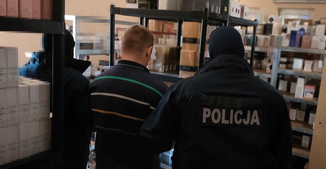 Magazyn z tysiącami podróbek perfum i kosmetyków rozbili w powiecie starogardzkim pomorscy policjanci.