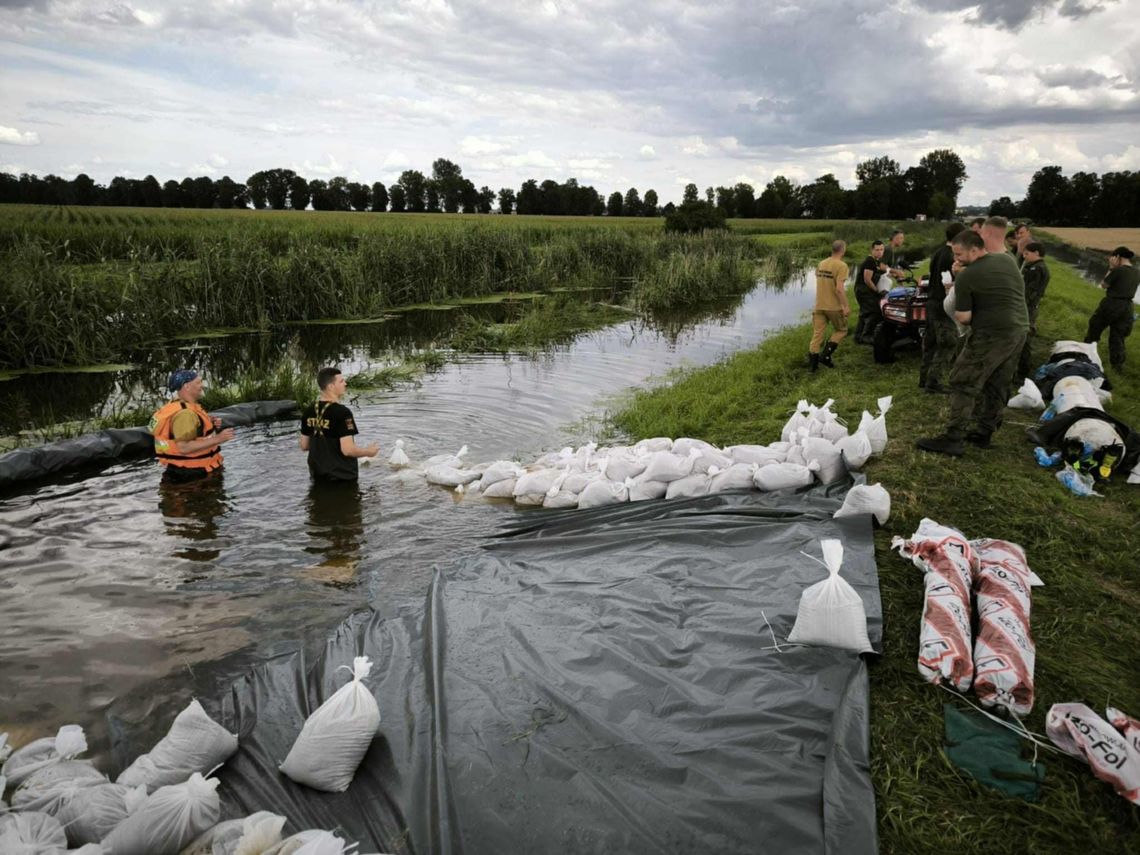 Na Powiślu i Żuławach chcą mieć spółkę wodną, by zabezpieczyć się przed powodzią Prace przy wałach rzeki Tina w powiecie sztumskim po sierpniowych deszczach