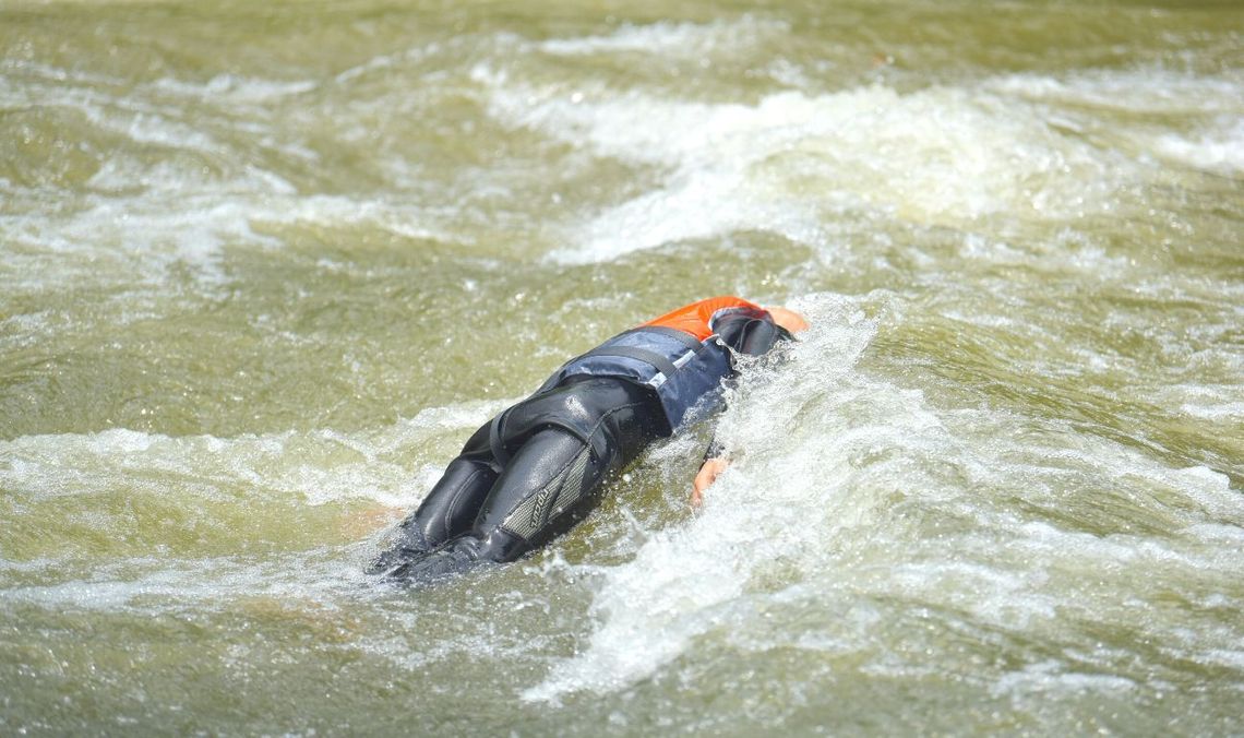 Na Żuławach strażacy wyłowili z Wisły ciało mężczyzny Na Żuławach strażacy wyłowili z Wisły ciało mężczyzny