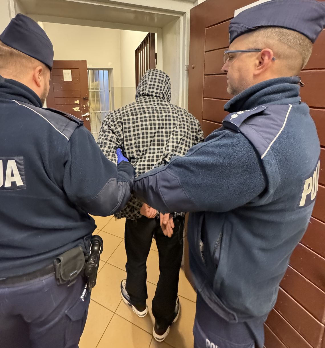 Nie mógł pogodzić się z rozstaniem, nachodził byłą partnerkę i groził. W furii wybił ręką szybę Nachodził byłą partnerkę i jej groził. W przypływie furii wybił ręką szybę