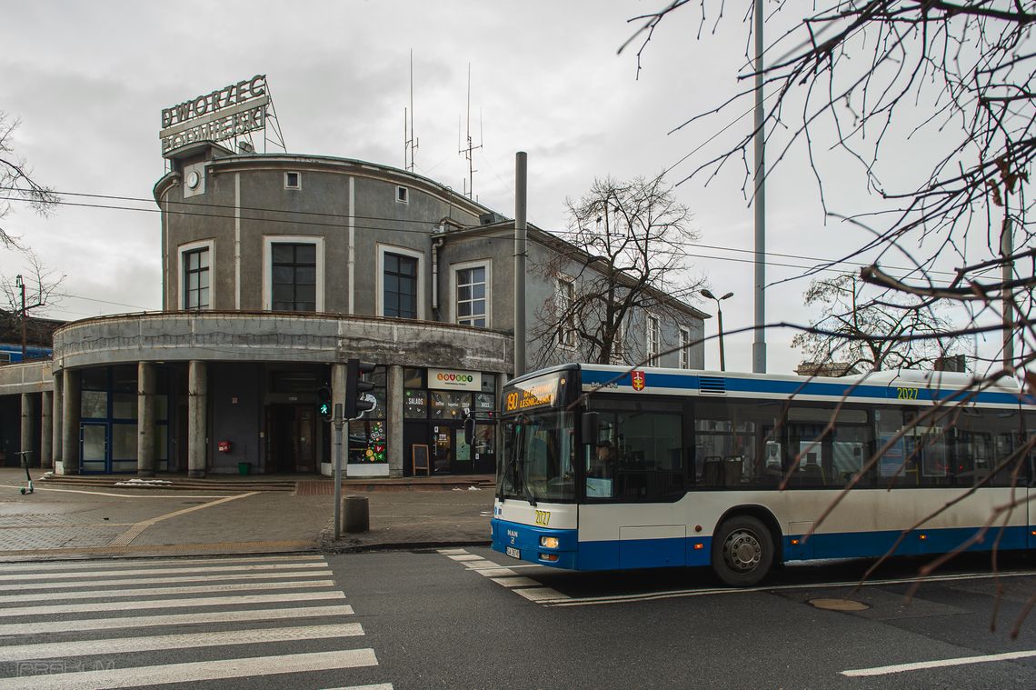 trolejbus, w tle dworzec PKP Gdynia Główna