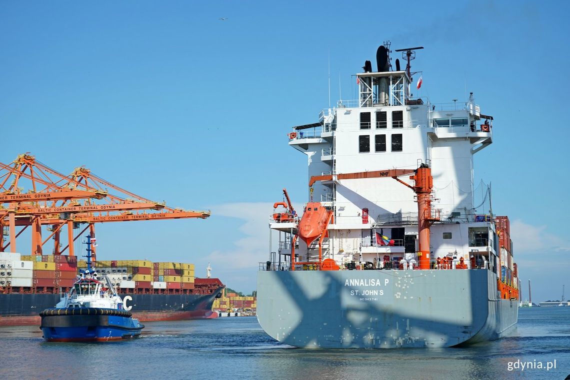 statek „Annalisa P”, którym do Gdyni przypłynęły nowe rowery Mevo
