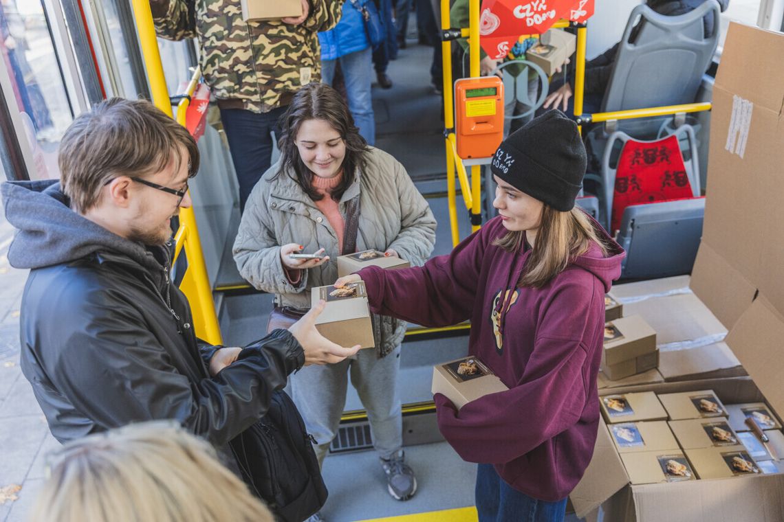 Najsłodszy kurs w tym roku! Przez centrum Gdańska przejechał tramwaj z rogalami Przez centrum Gdańska przejechał tramwaj z rogalami świętomarcińskimi