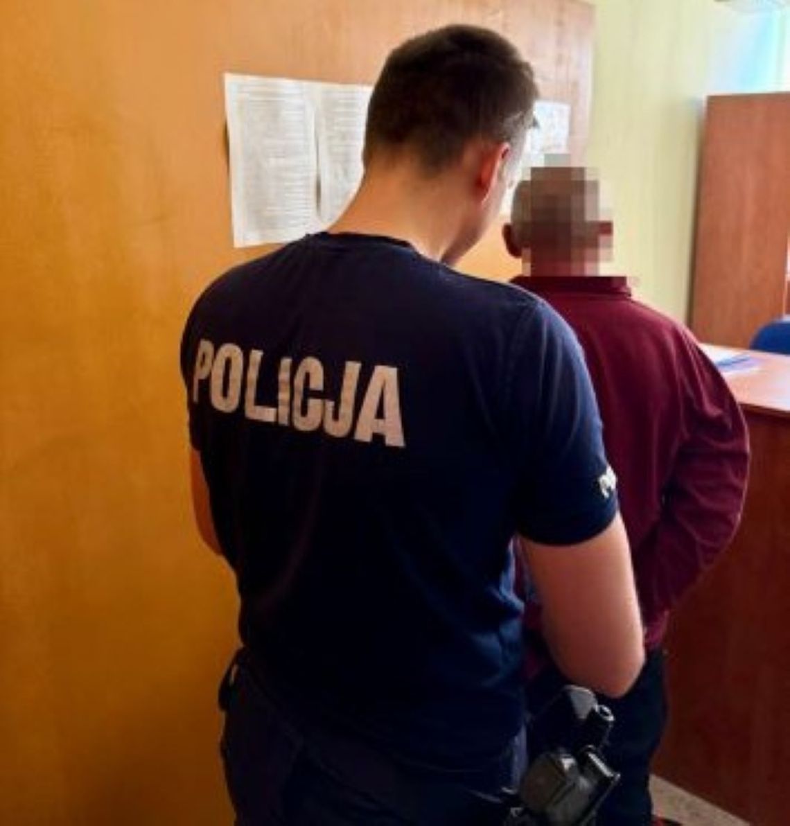 Napadł na policjantów z Żukowa. Wcześniej groził mieszkańcom nożem Napadł na policjantów z Żukowa. Wcześniej groził mieszkańcom nożem