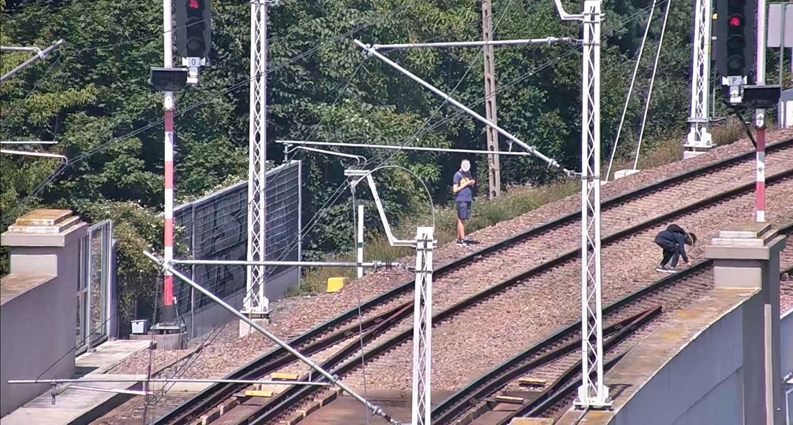 nastolatkowie, którzy układali kamienie na torach PKM