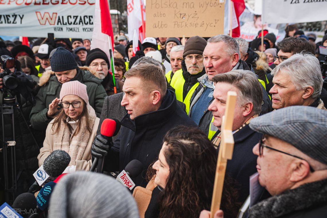 Neon, krzyż i druga choinka. W Bojanie trwa próba wymiany sołtysa pikieta w sprawie obrony krzyża przed szkołą w Kilnie, 2026