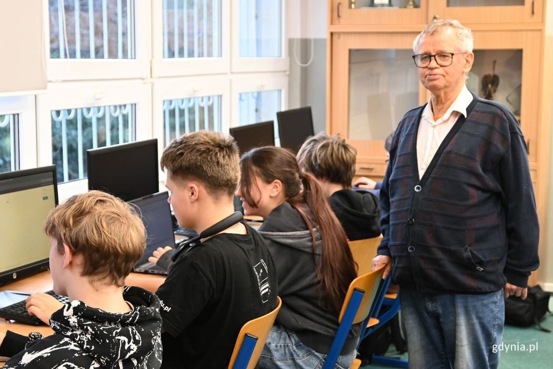 Netflix nakręci film o Wielkim Szu – nauczycielu informatyki z gdyńskiej trójki – Ryszardzie Szubartowskim Netflix nakręci film o Wielkim Szu – nauczycielu informatyki z gdyńskiej trójki – Ryszardzie Szubartowskim