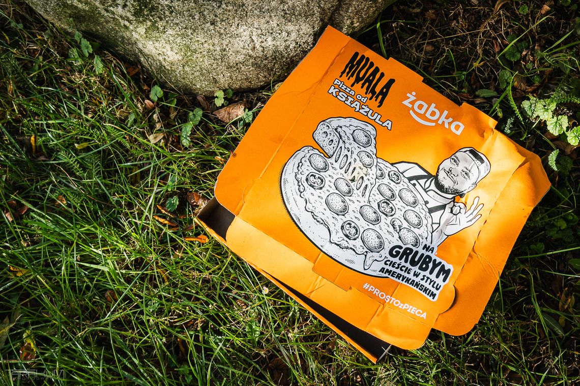 Niby z lodówki, a rozgrzewa opinię publiczną. Skąd kłótnia o pizzę Książula? pizza Muala, karton
