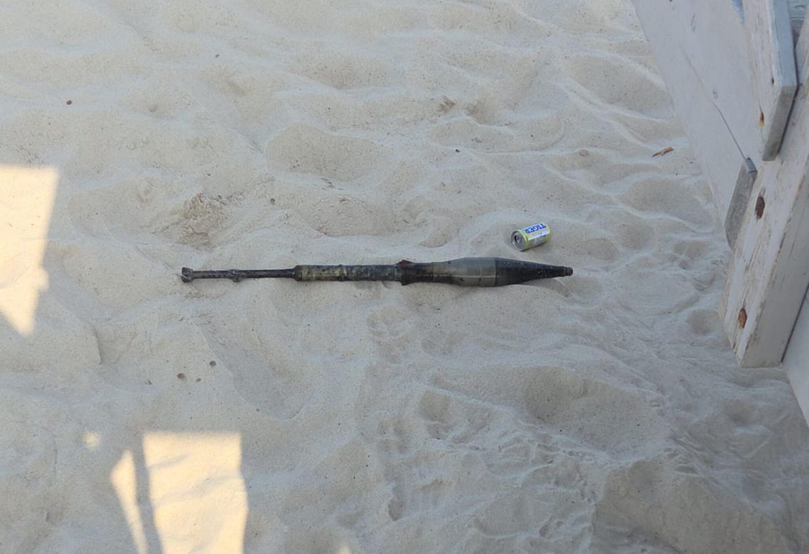 Niebezpieczny niewybuch na plaży wschodniej w Ustce! Kąpielisko było czasowo zamknięte niewybuch na plaży, Ustka