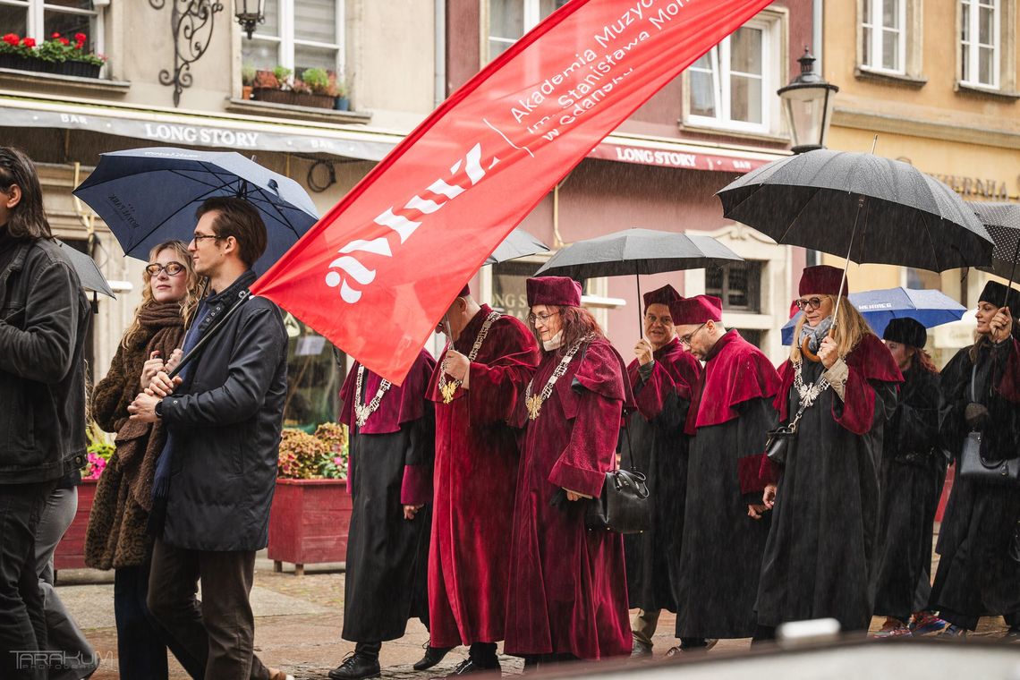 Niech żyje nauka, czyli parada pomorskich uczelni przeszła ulicą Długą w Gdańsku Niech żyje nauka, czyli parada pomorskich uczelni przeszła ulicą Długą w Gdańsku