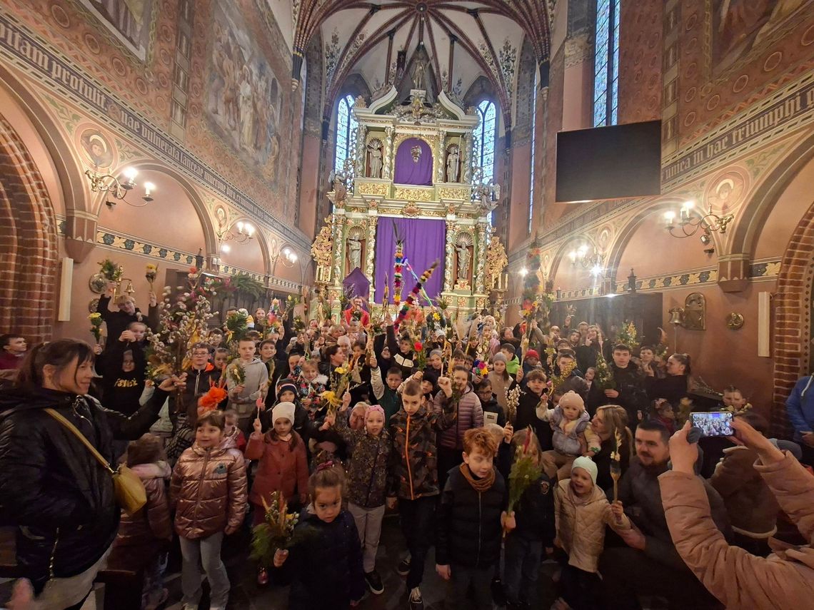 Niedziela Palmowa na Pomorzu. Tłumy wiernych przynoszą do kościołów wielkanocne palmy