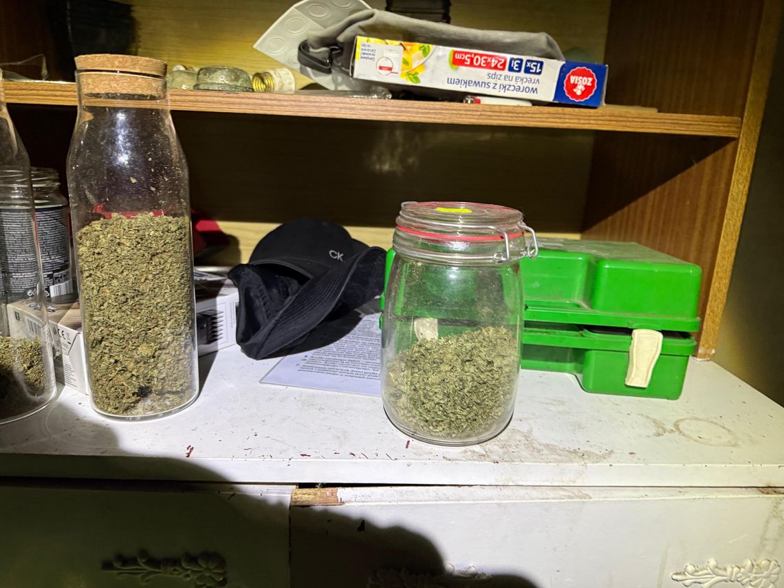 Nielegalna uprawę marihuany w gminie Debrzno. Wpadli przez... ogień z komina