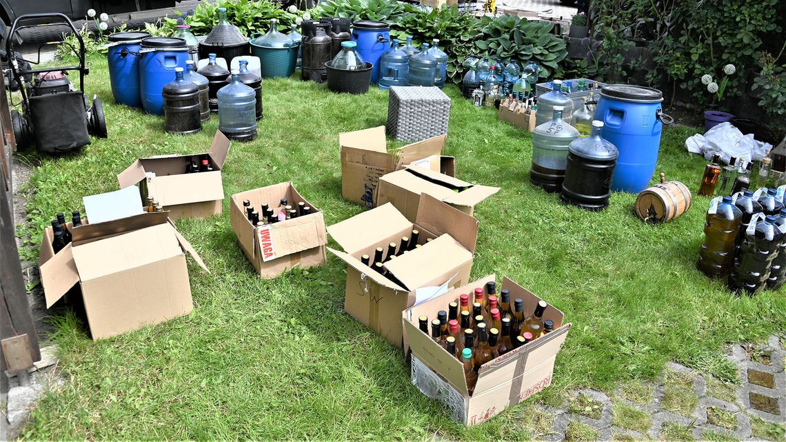 Powiat słupski. Zlikwidowano nielegalną wytwórnię alkoholu. Wśród zatrzymanych żołnierz