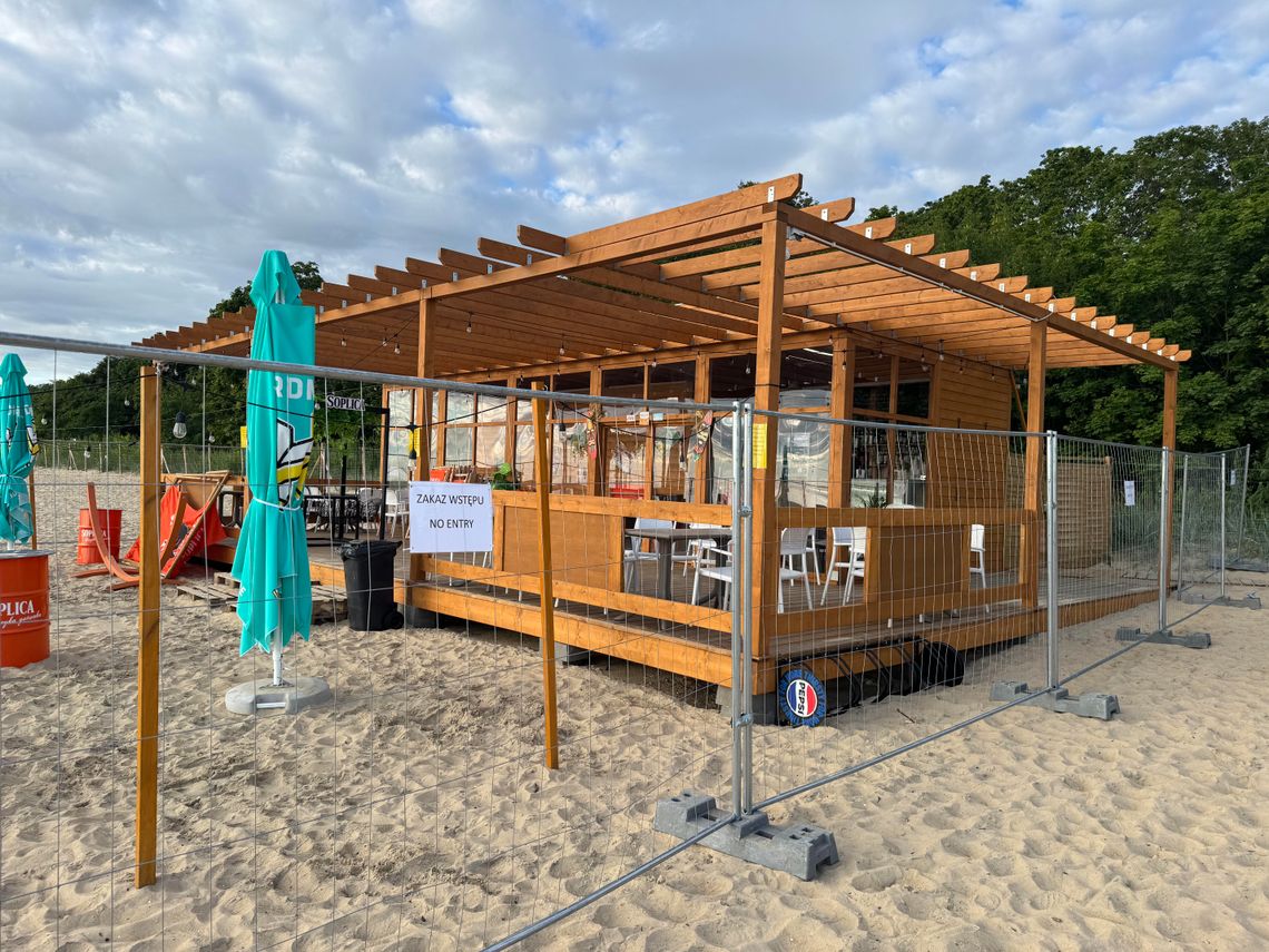 Nielegalny beach bar na plaży w Jelitkowie. Gdańsk stawia płot i wzywa do rozbiórki