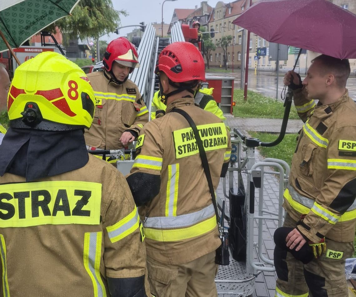 Nocna ulewa zniszczyła dach kamienicy w Tczewie. Mieszkańcy zostali ewakuowani