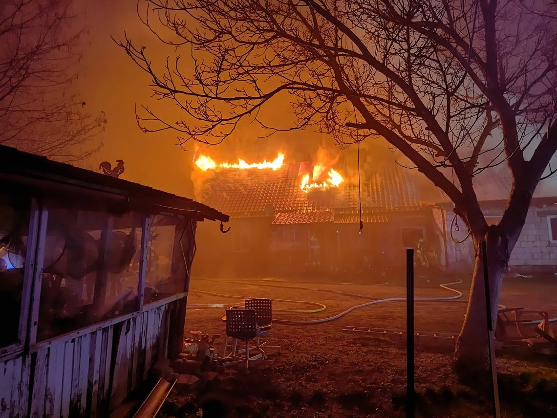 Nocny pożar domu w Uśnicach. Sześć osób uciekło z płonącego budynku pożar