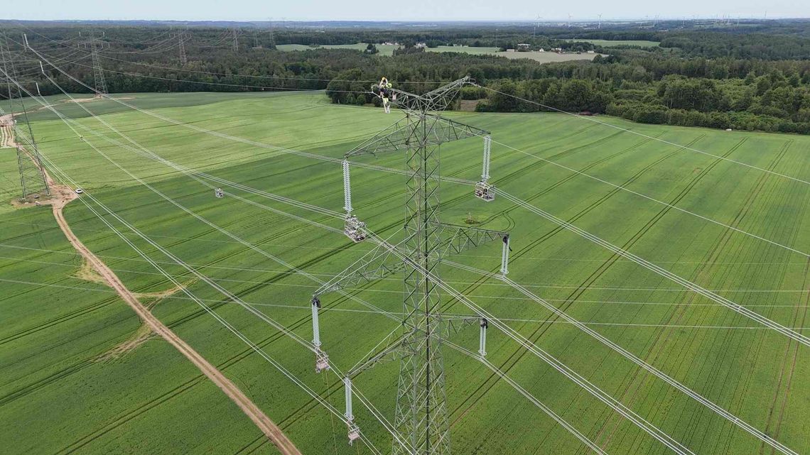 Budują ogromną linię energetyczną. Będzie przesyłać prąd z morskich farm wiatrowych Budują ogromną linię energetyczną. Będzie przesyłać prąd z morskich farm wiatrowych