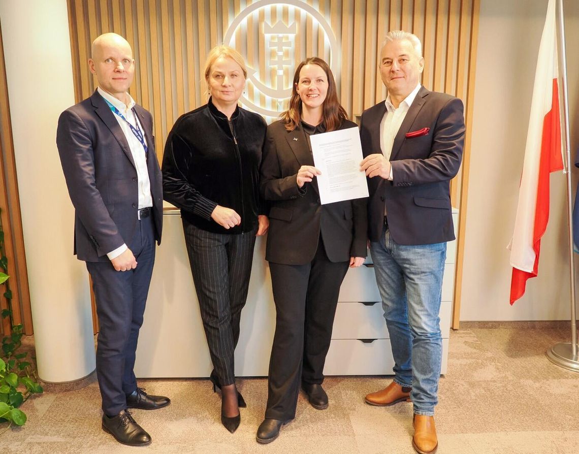 przedstawiciele Portu Gdańsk, Polskiej Żeglugi Bałtyckiej i Portu Karlshamn po podpisaniu umowy
