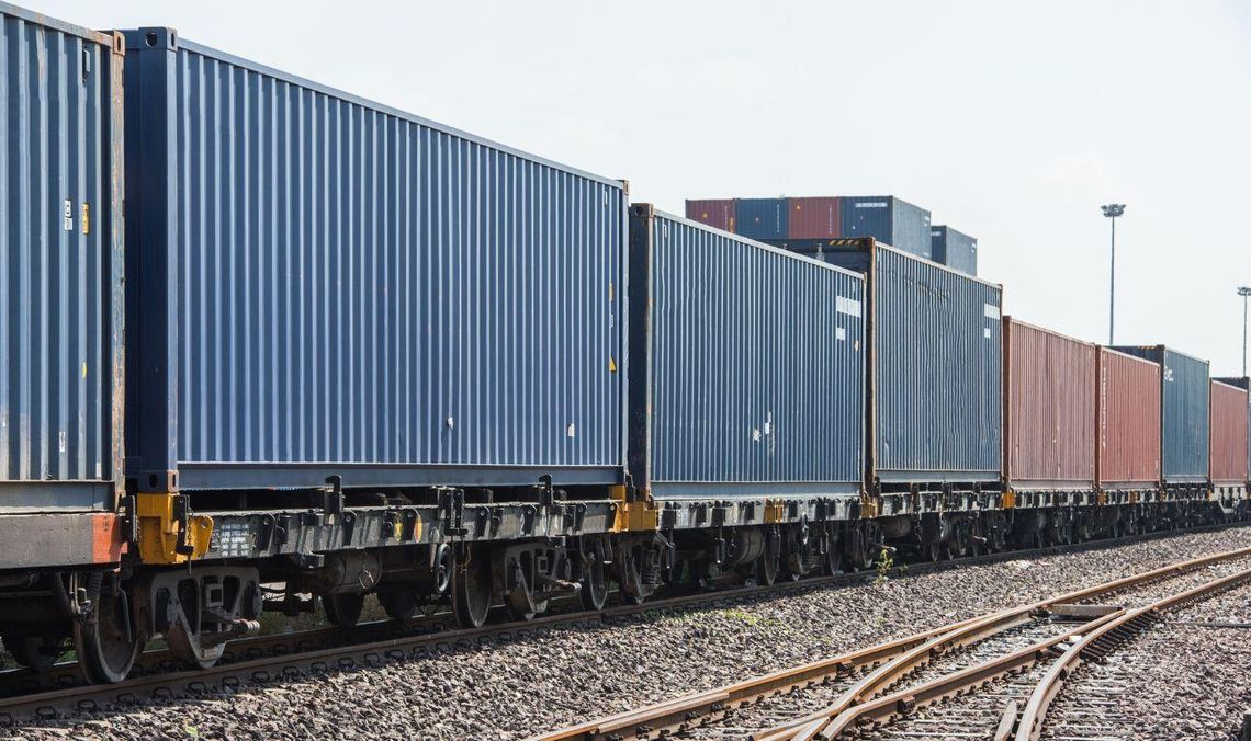 pociąg z kontenerami, zdjęcie ilustracyjne