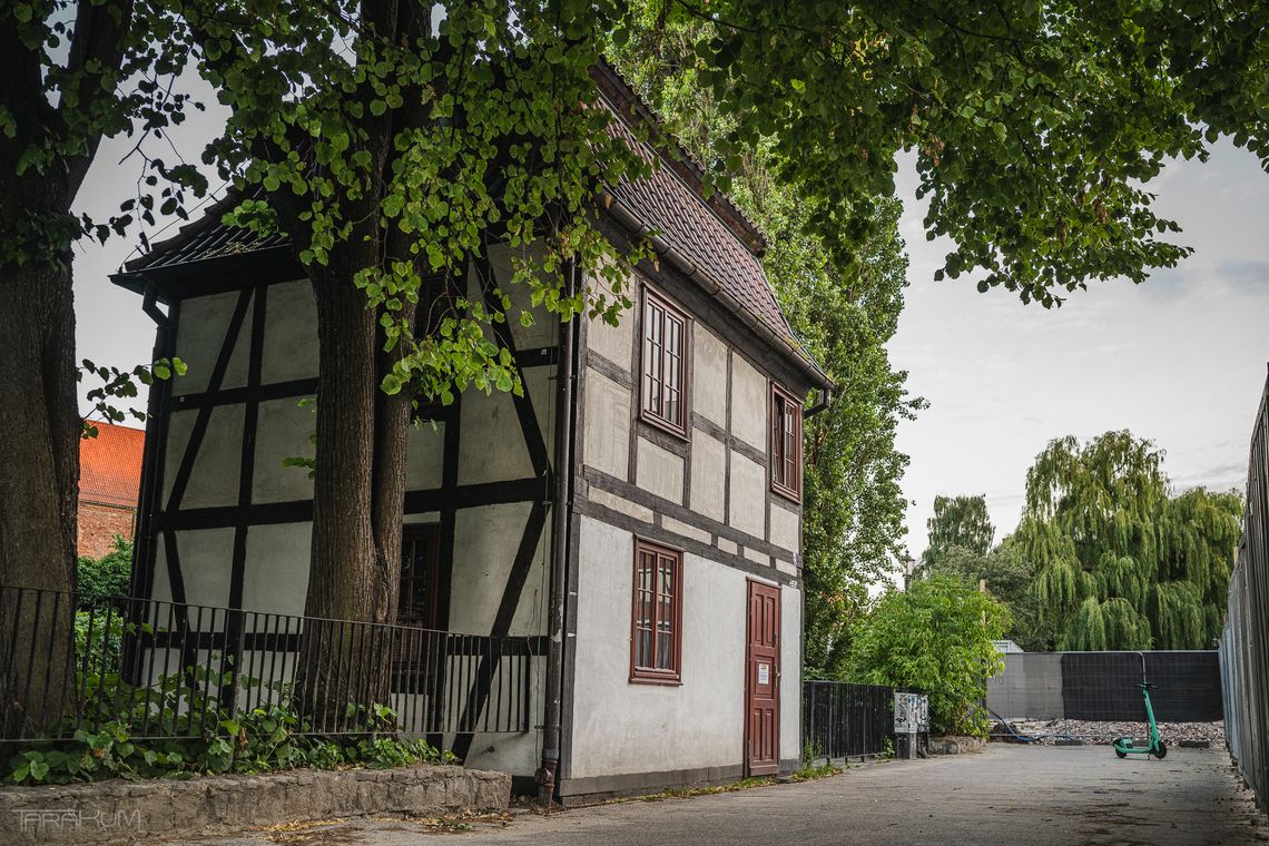„Dom na kurzej łapce” w Gdańsku znów ożyje. Pub i kawiarnia w miejscu urzędu Był urząd, będzie pub. „Dom na kurzej łapce” w Gdańsku znów ożyje