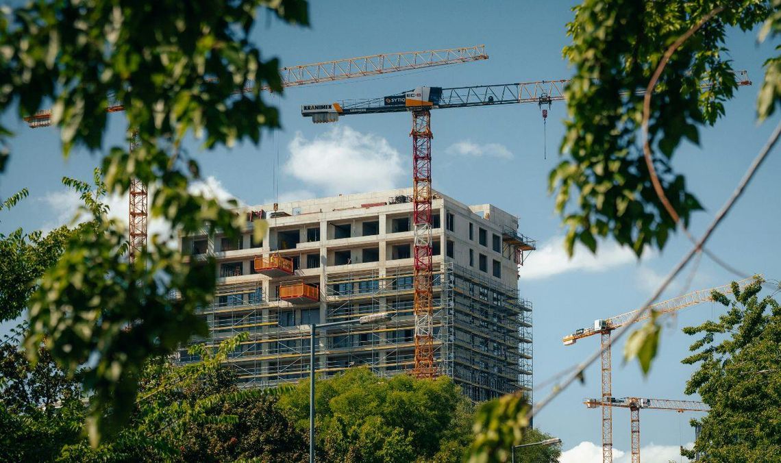 budowa bloku mieszkalnego, zdjęcie ilustracyjne