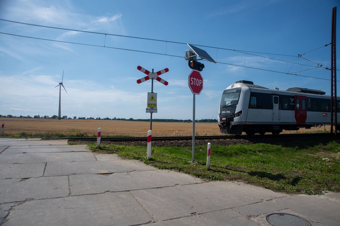 Przy przejazdach kolejowych na Pomorzu staną inteligentne znaki
