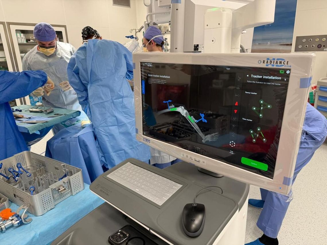 Nowoczesny robot pomaga wszczepiać implanty kolan w Wejherowie