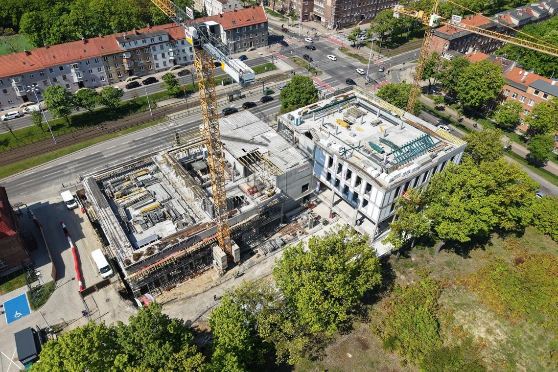 Nowy basen w Gdańsku rośnie w oczach. Wiecha już wisi Nowy basen w Gdańsku rośnie w oczach. Wiecha już wisi