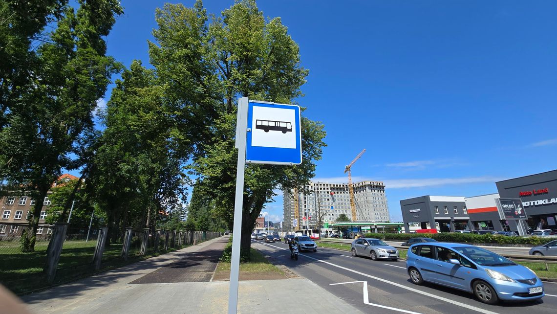 Nowy przystanek autobusowy przy al. Grunwaldzkiej. Powstał na prośbę uczniów Nowy przystanek autobusowy przy al. Grunwaldzkiej w Gdańsku. Ułatwi dojazd uczniom "Budowlanki"
