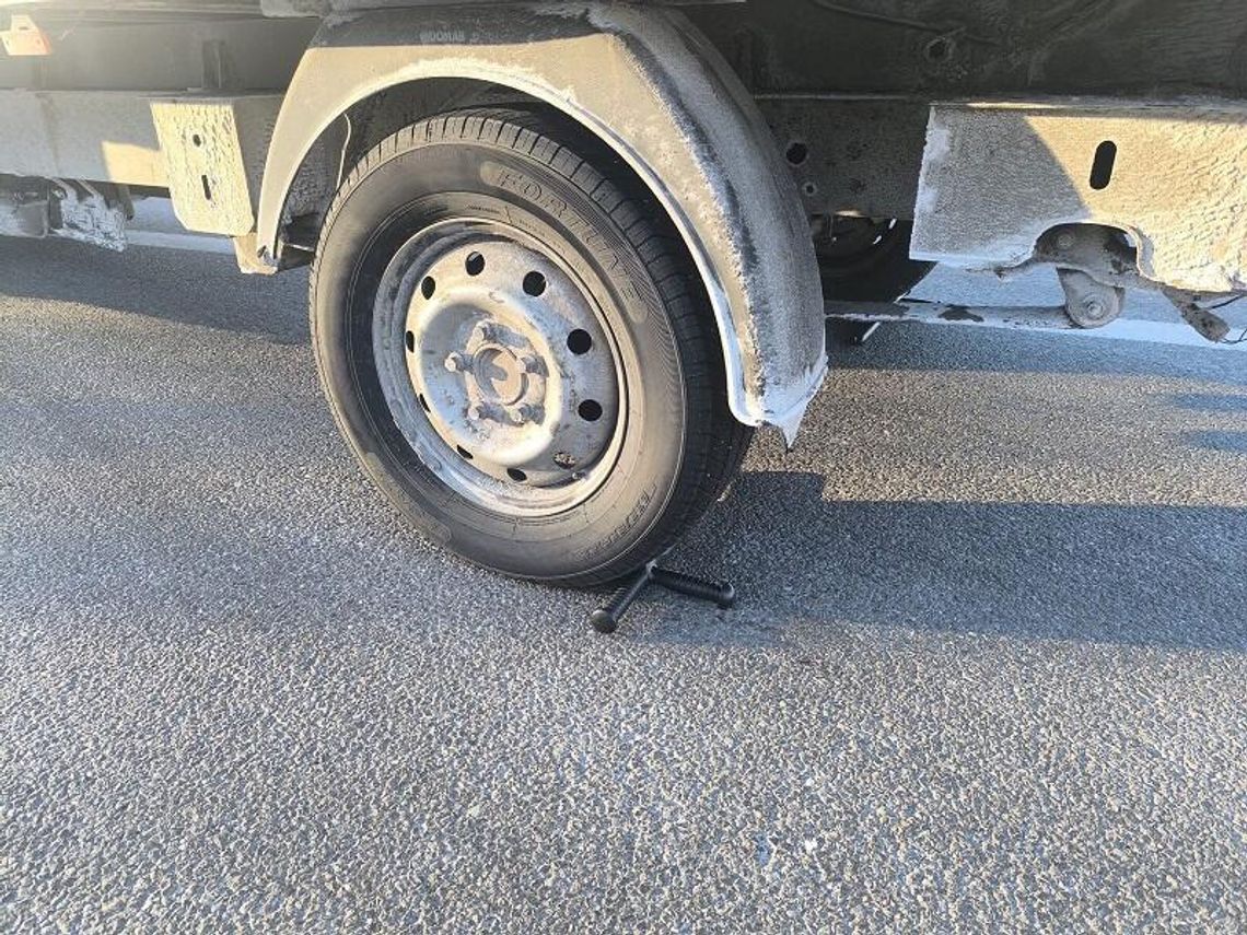 policyjne pałki zabezpieczające staczający się samochód, Gniew 2026