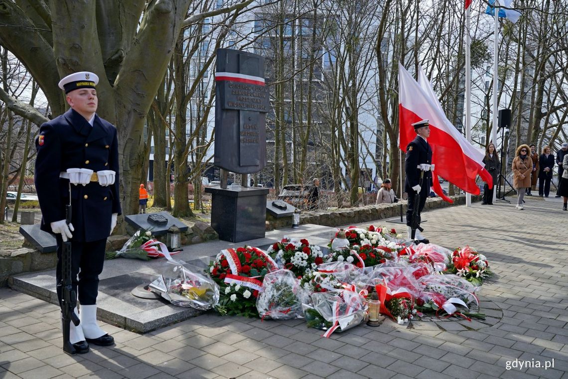 posterunek honorowy przy Pomniku Ofiar Katynia podczas uroczystości z okazji Dnia Pamięci Ofiar Zbrodni Katyńskiej, Gdynia 2026