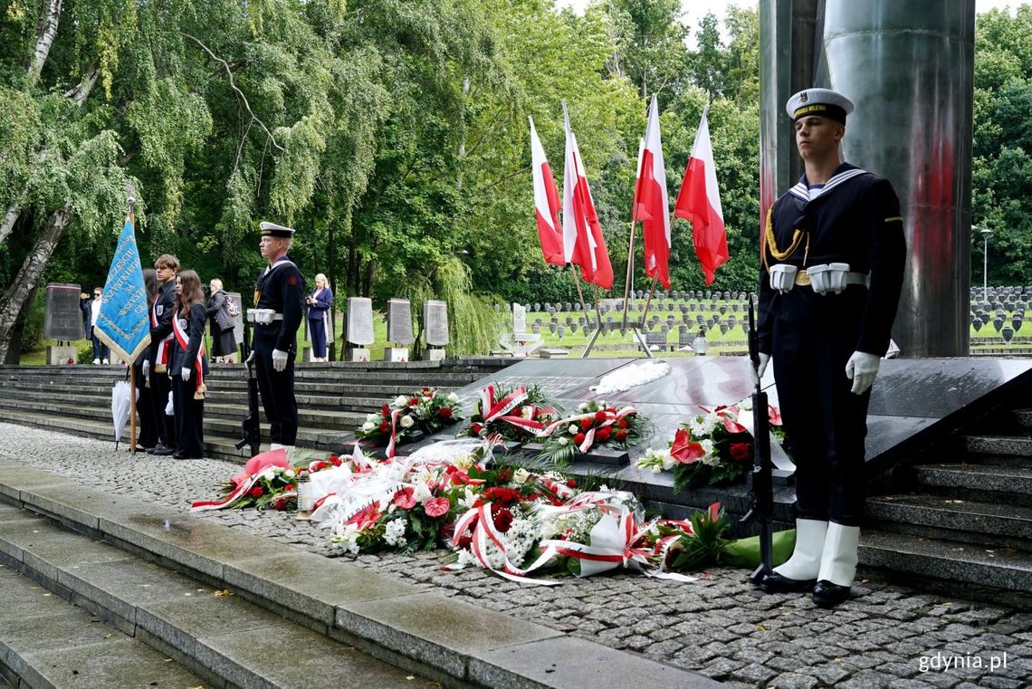 Obchody 87. rocznicy wybuchu II wojny światowej w Trójmieście posterunek honorowy i poczet sztandarowy pod Pomnikiem Obrońców Wybrzeża na Cmentarzu Wojennym w Redłowie podczas uroczystości z okazji 87. rocznicy wybuchu II wojny światowej