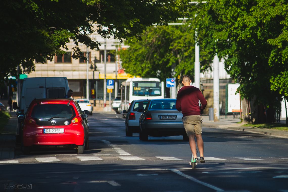 Obowiązkowe kaski na hulajnogach? Posłanka interweniuje po wypadkach Obowiązkowe kaski na hulajnogach? Posłanka interweniuje po serii wypadków dzieci