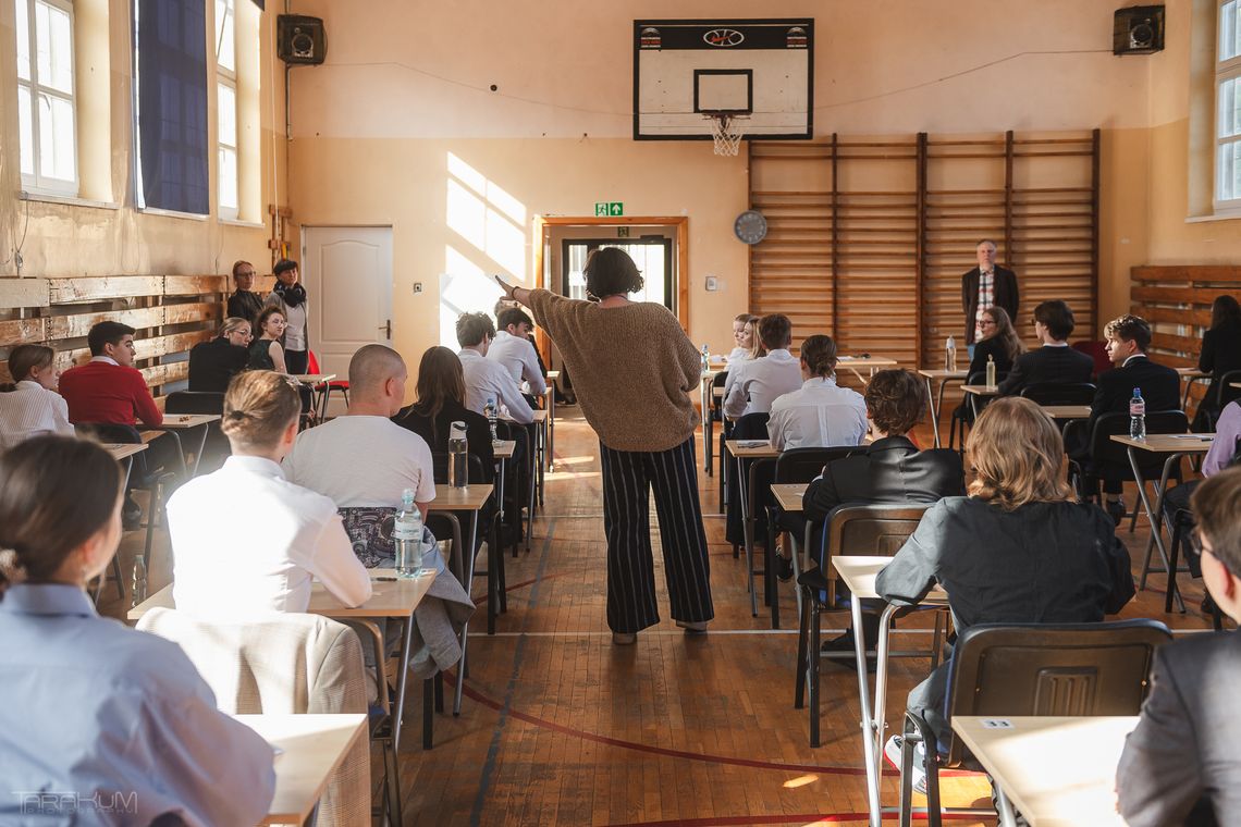 Odliczanie do matury 2026. Znamy harmonogram egzaminów Egzaminy maturalne 2026 rozpoczną się 4 maja o godzinie 9. Do tegorocznego maratonu egzaminacyjnego przystąpi około 320 tysięcy uczniów. Centralna Komisja Egzaminacyjna opublikowała szczegółowy harmonogram matur podstawowych, rozszerzonych oraz egzaminów ustnych.