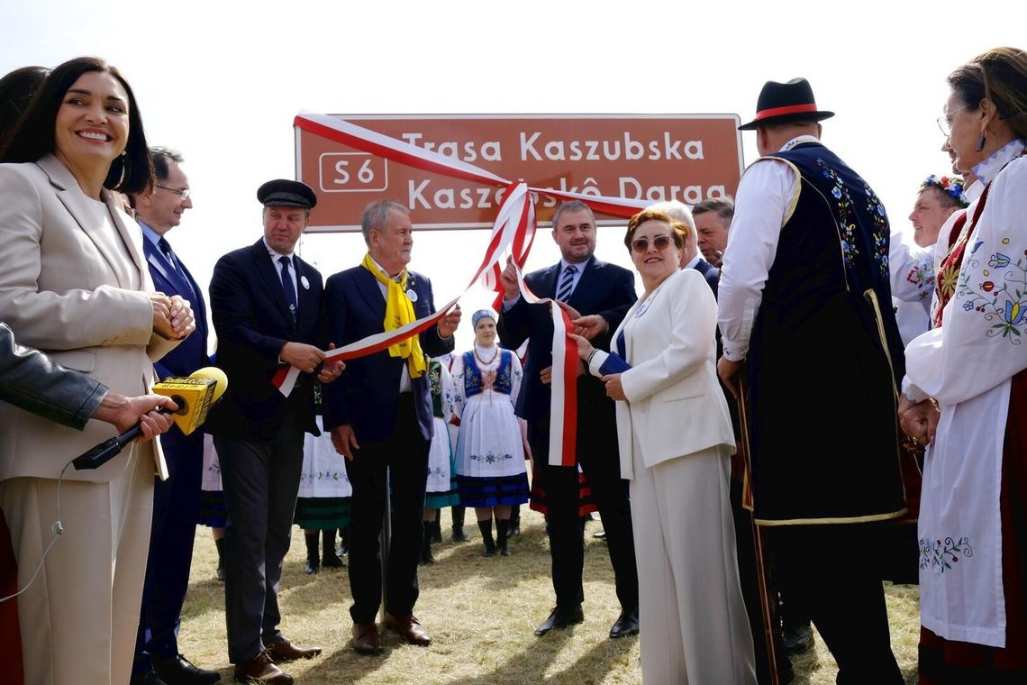 odsłonięcie pierwszej dwujęzycznej tablicy na Trasie Kaszubskiej