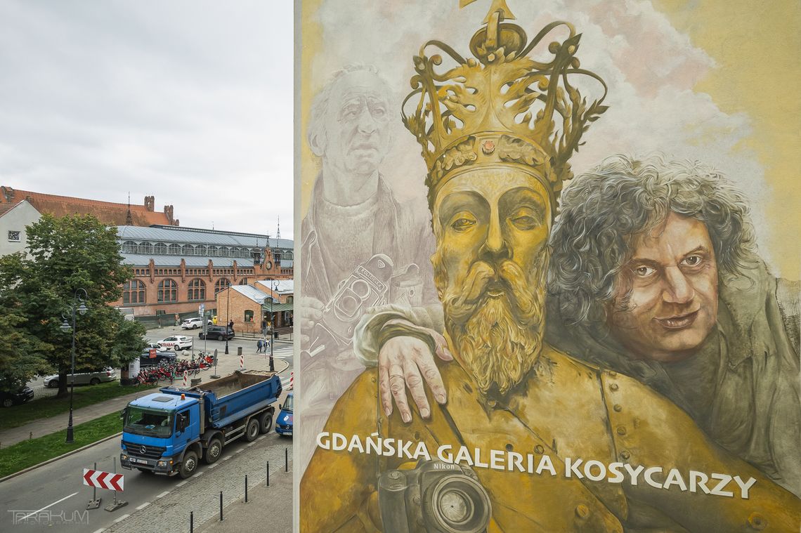W Gdańsku odsłonięto mural Kosycarzy. Legendarni fotoreporterzy uwiecznieni na ścianie kamienicy