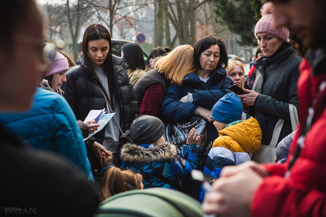 Ogromne kolejki przed konsulatem Ukrainy. Z pomocą dla oczekujących ruszyli mieszkańcy Gdańska