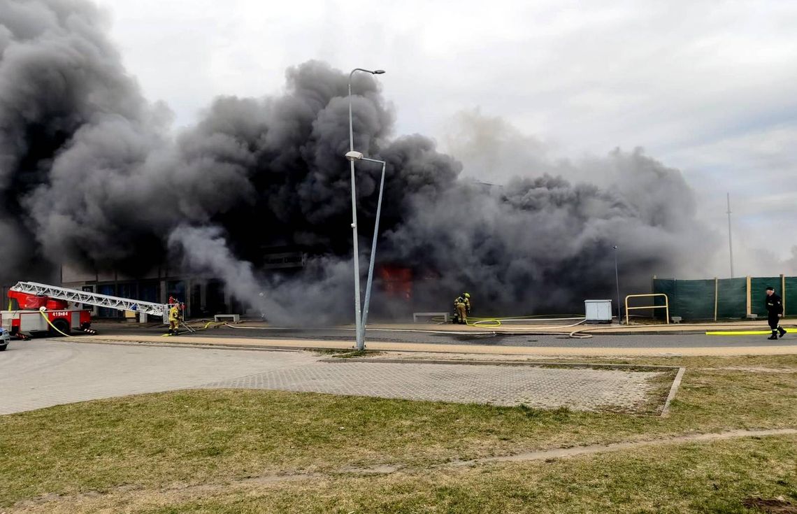 Ogromny pożar marketu w Czersku! Trwa akcja gaśnicza i ewakuacja mieszkańców