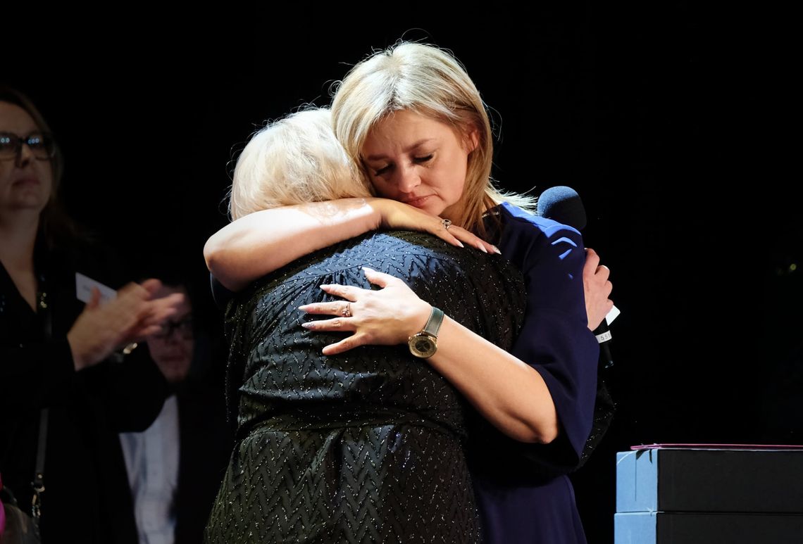 Okulary ks. Kaczkowskiego dla Joanny Warczak z Chojnic. Nagroda OKOcelebryty dla Anny Dereszowskiej Joanna Warczak