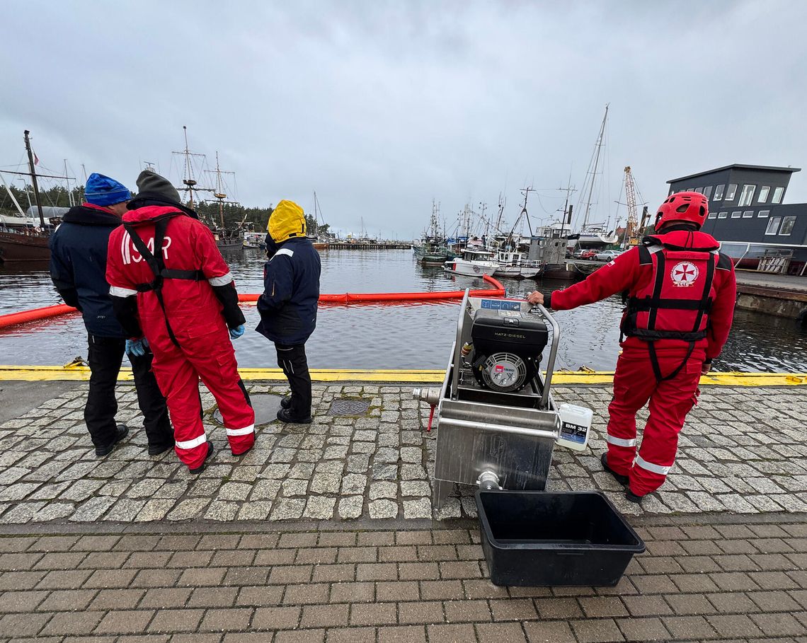Olbrzymia plama substancji ropopochodnej na redzie portu Ustka Olbrzymia plama substancji ropopochodnej na redzie portu Ustka