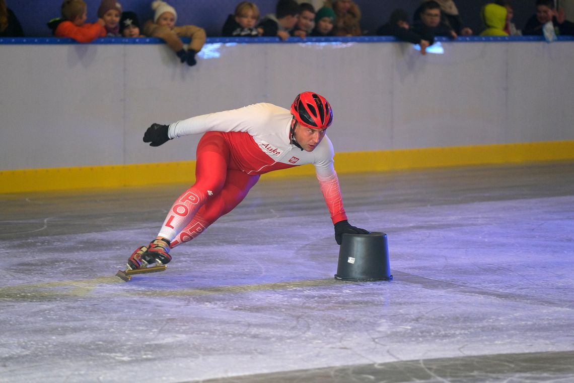 Olimpijskie emocje w Chojnicach. Zbigniew Bródka dał popis na nowym lodowisku Zbigniew Bródka