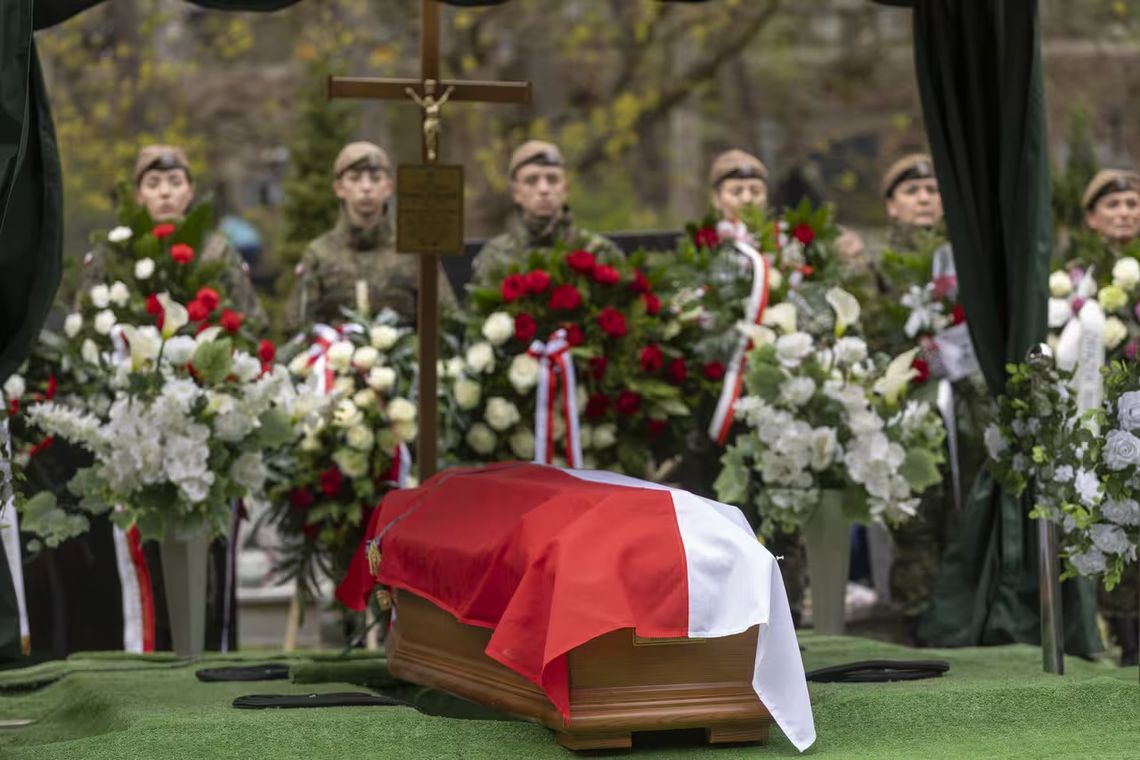 Ostatnie pożegnanie Komandora Romana Rakowskiego. Spoczął w alei zasłużonych