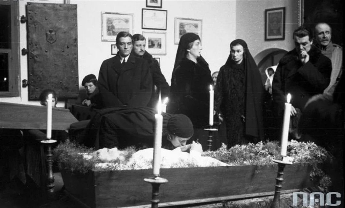 Jak Kaszubi żegnali zmarłych? Zatrzymywano zegary, zasłaniano lustra i czuwano całą noc Jak Kaszubi żegnali zmarłych? Zatrzymywano zegary, zasłaniano lustra i czuwano całą noc