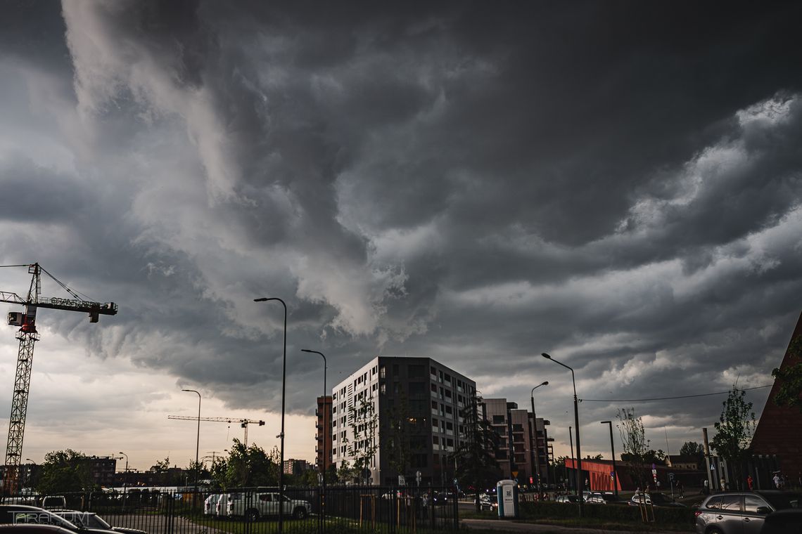 Ostrzeżenie przed burzami na Pomorzu! Alert RCB dla ośmiu powiatów chmnury, burza, Gdańsk