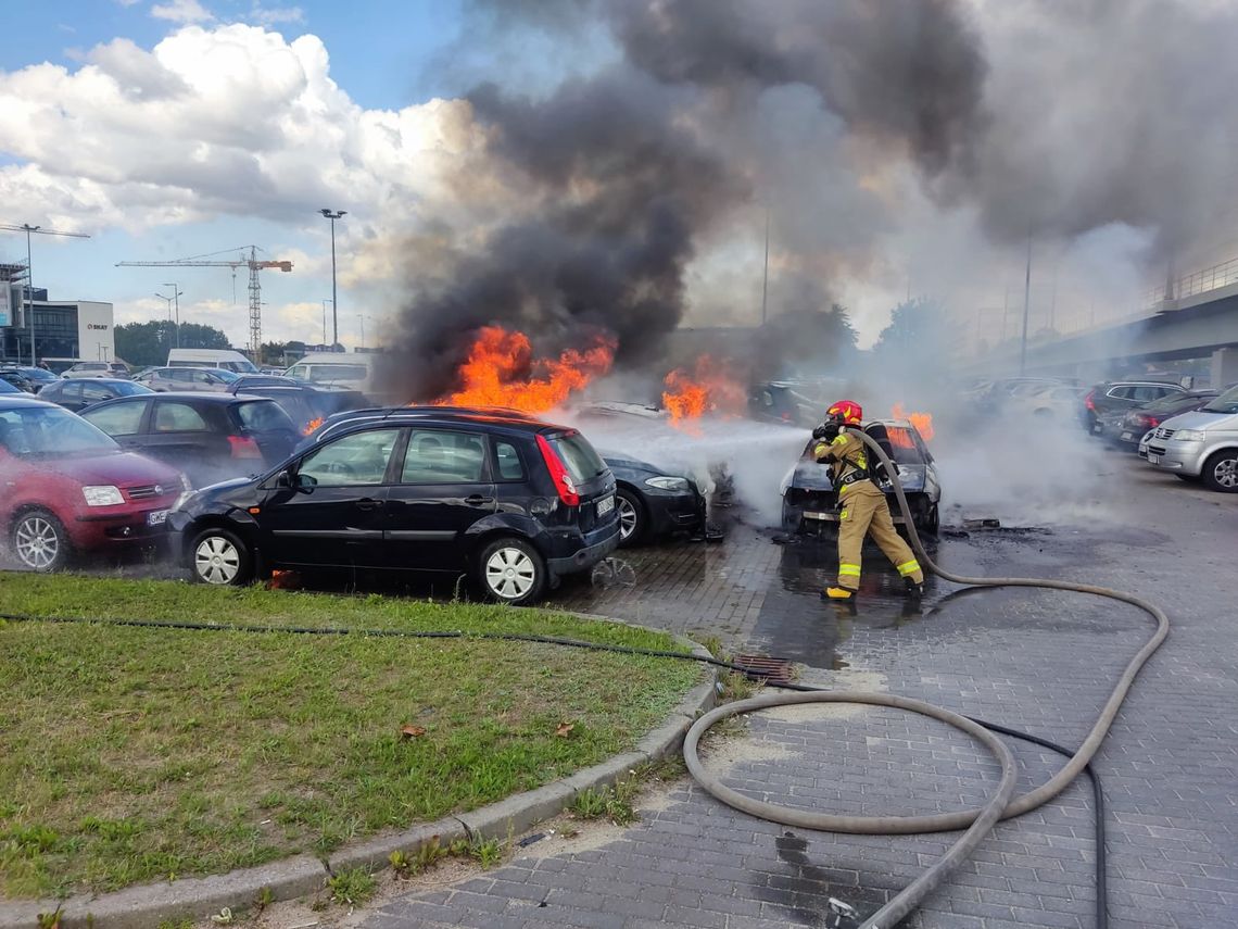 pożar samochodów na parkingu przy lotnisku w Gdańsku