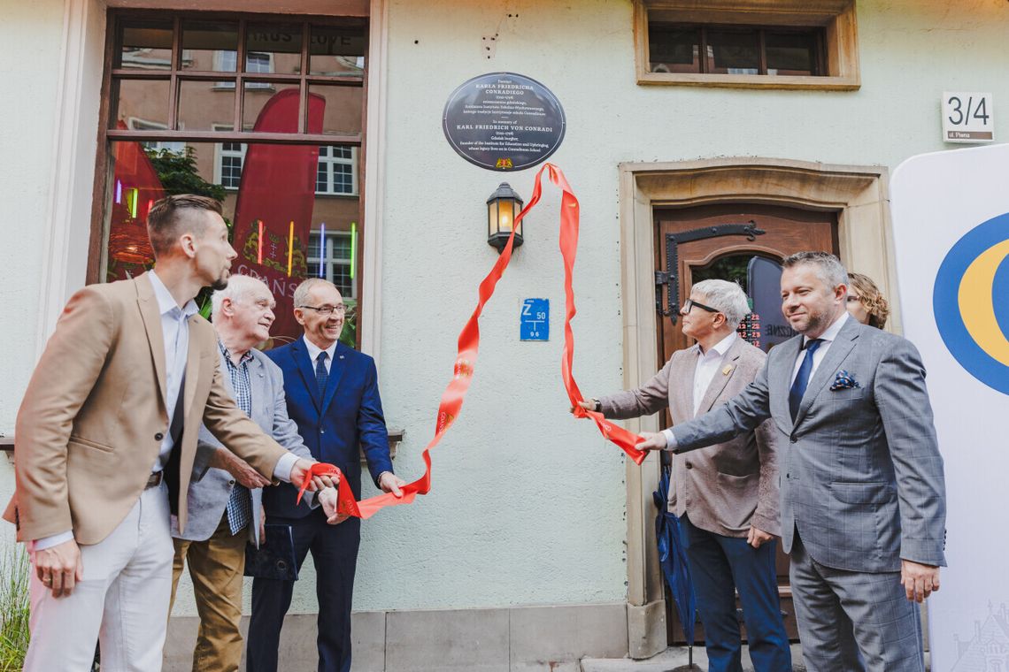 Pamięci Karla Friedricha von Conradi odsłonięto tablicę przy ul. Piwnej w Gdańsku