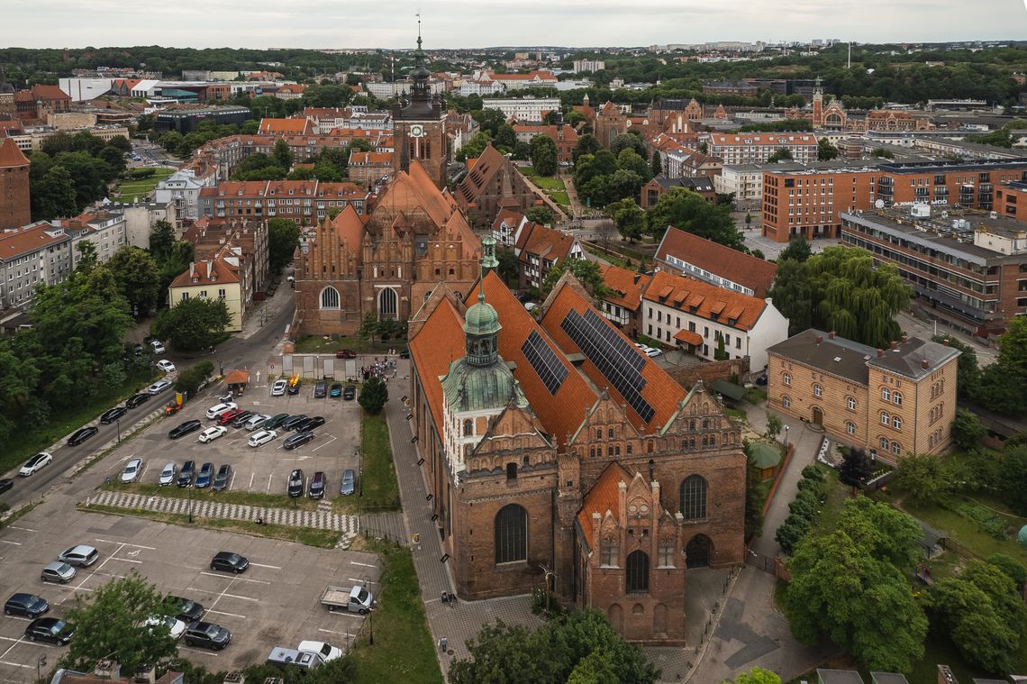 Panele fotowoltaiczne znikną z dachu św. Brygidy. Jest decyzja konserwatora zabytków